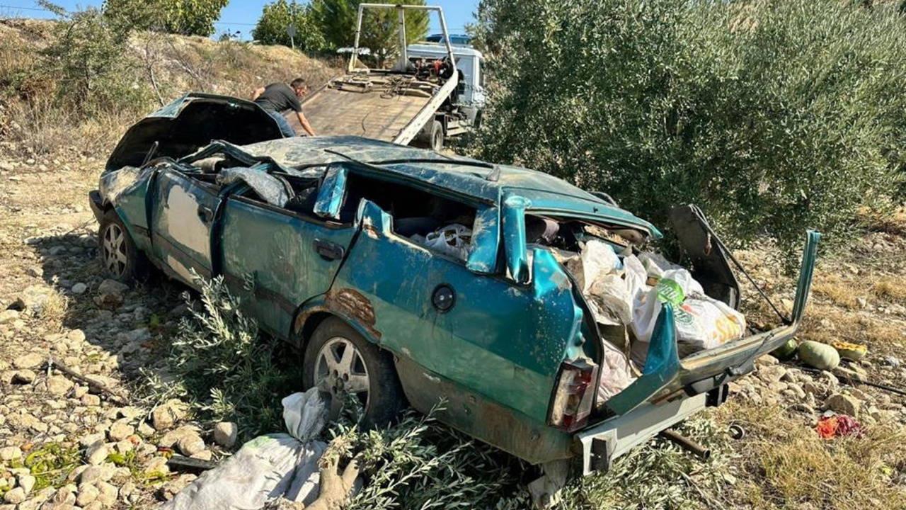 Manisa’nın Alaşehir ilçesinde, sürücüsünün direksiyon hakimiyetini kaybettiği otomobilin şarampole yuvarlanması