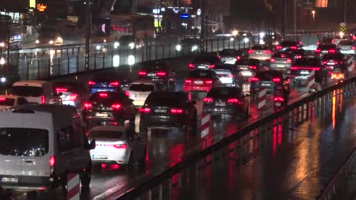 İstanbul’da akşam saatlerinde aniden bastıran sağanak yağmur, kent genelinde hayatı