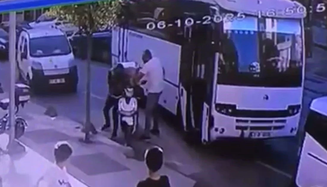 Kocaeli'nin Çayırova ilçesinde motosikletli kuryenin önünü kesen servis minibüsü şoförü,