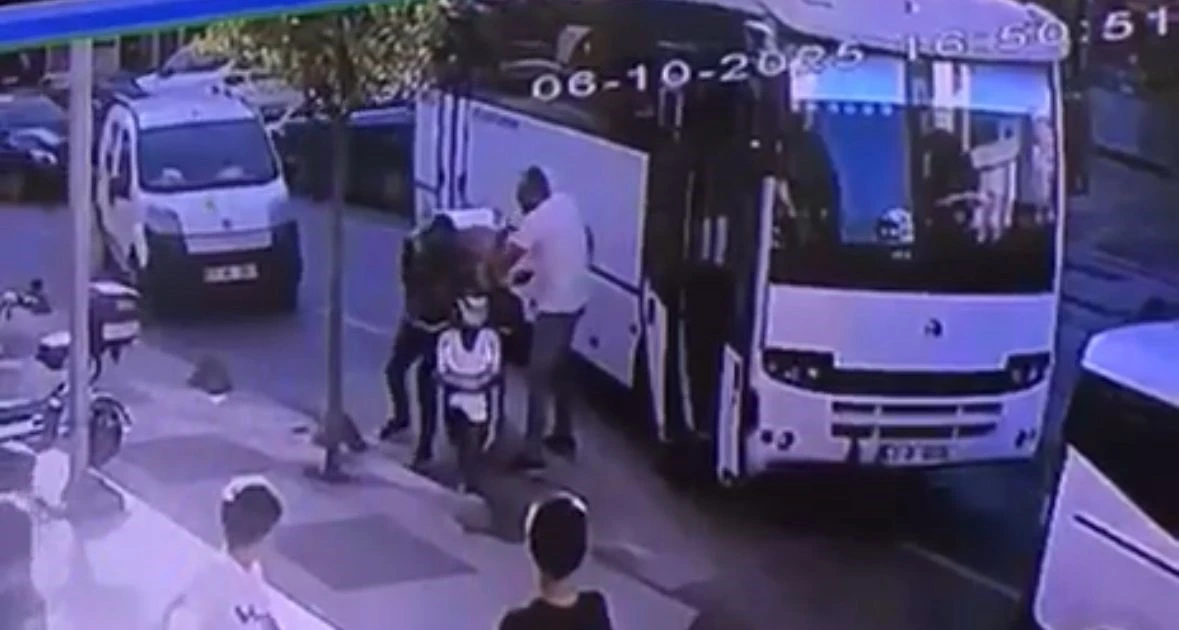 Kocaeli'nin Çayırova ilçesinde motosikletli kuryenin önünü kesen servis minibüsü şoförü,