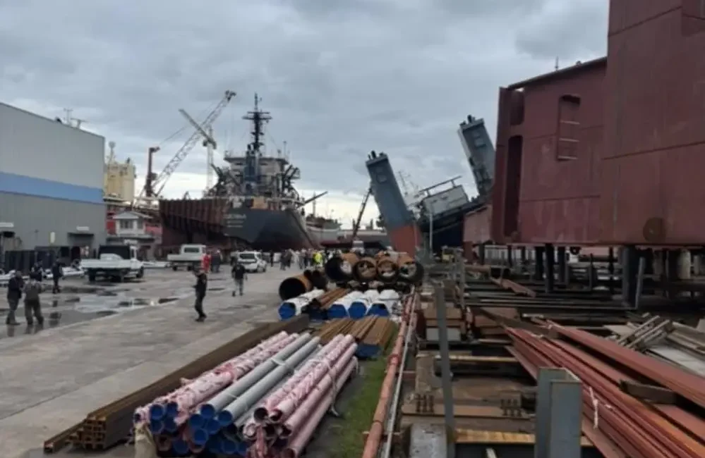 Tuzla Tersaneler Bölgesi’nde mekanik bakım yapılan bir geminin yan yatması