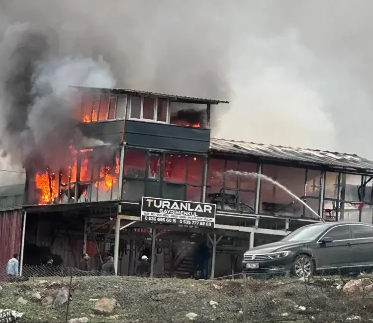 Kocaeli'de emlak ofisi olarak kullanılan 2 katlı konteynerde yangın çıktı.