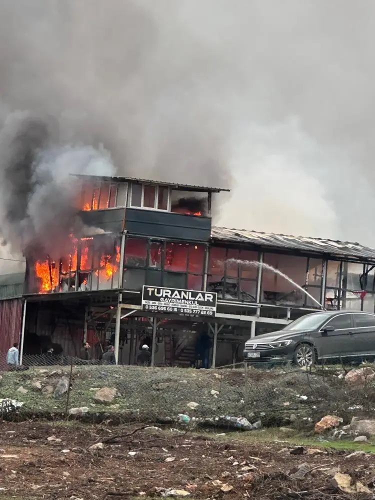 Kocaeli'de emlak ofisi olarak kullanılan 2 katlı konteynerde yangın çıktı.