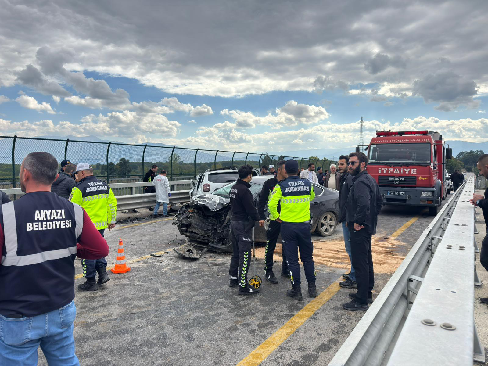 Sakarya'nın Akyazı ilçesinde otoyol üzerindeki köprüde sivil jandarma aracı ile