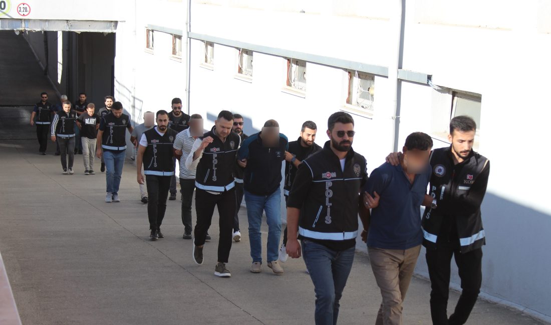 Adana'da polis ekipleri, kendilerini kamu görevlisi gibi tanıtıp hazineye ait