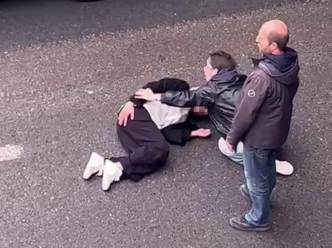 Kocaeli'de 24 yaşındaki genç kız, yanında bulunan kadınla tartıştıktan sonra