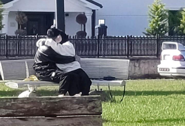 Sakarya'nın Akyazı ilçesinde vatandaşların yoğun olarak bulunduğu bir parkta, 2