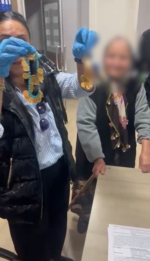 Esenyurt’ta vatandaşların duygularını istismar ederek dilencilik yapan yaşlı bir kadının
