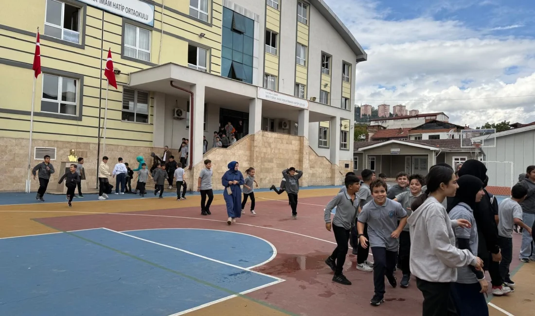 Kocaeli'de düzenlenen tatbikat, eğitim ve panellerle öğrencilerden yetişkinlere kadar bin