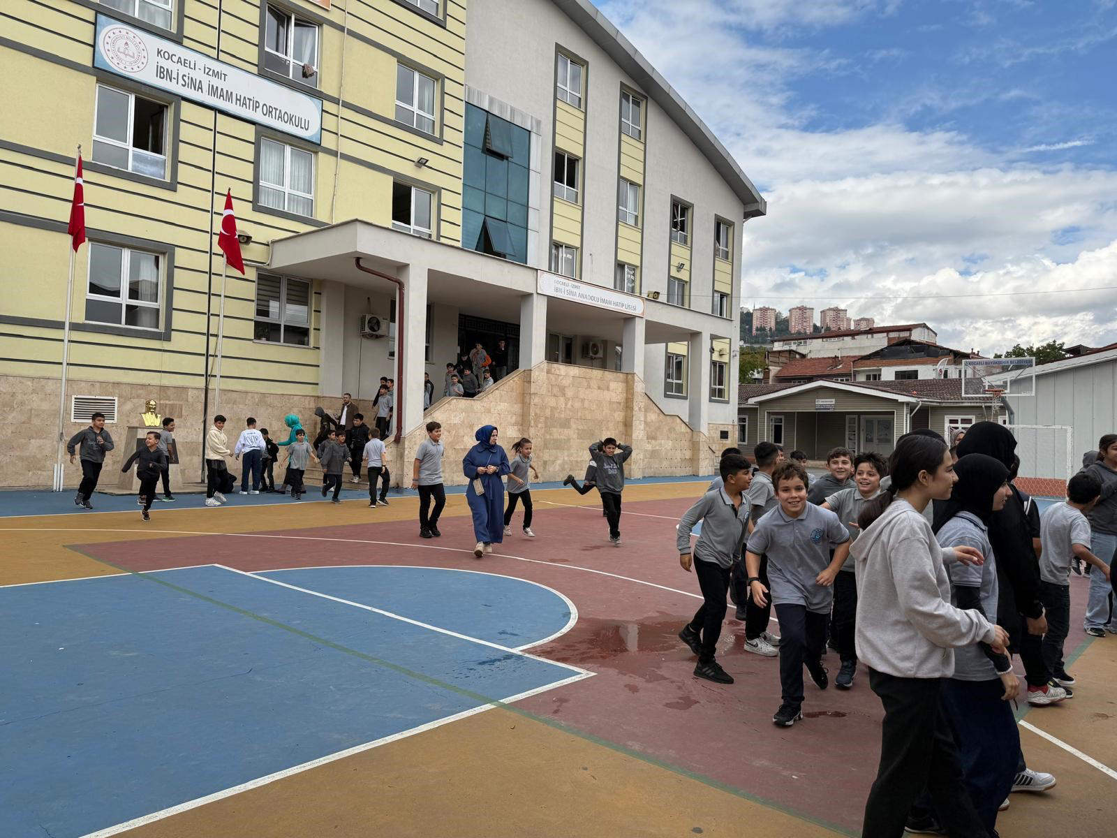 Kocaeli'de düzenlenen tatbikat, eğitim ve panellerle öğrencilerden yetişkinlere kadar bin