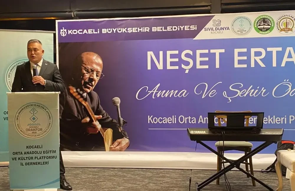 Kocaeli’de düzenlenen "Neşet Ertaş Anma ve Şehir Ödülleri Programı", usta