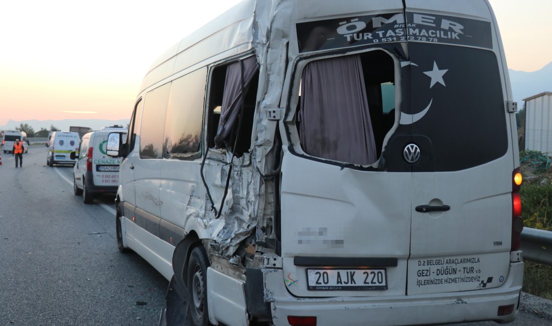 Denizli'de işçi almak için çevreyolu üzerinde emniyet şeridinde bekleyen servise,