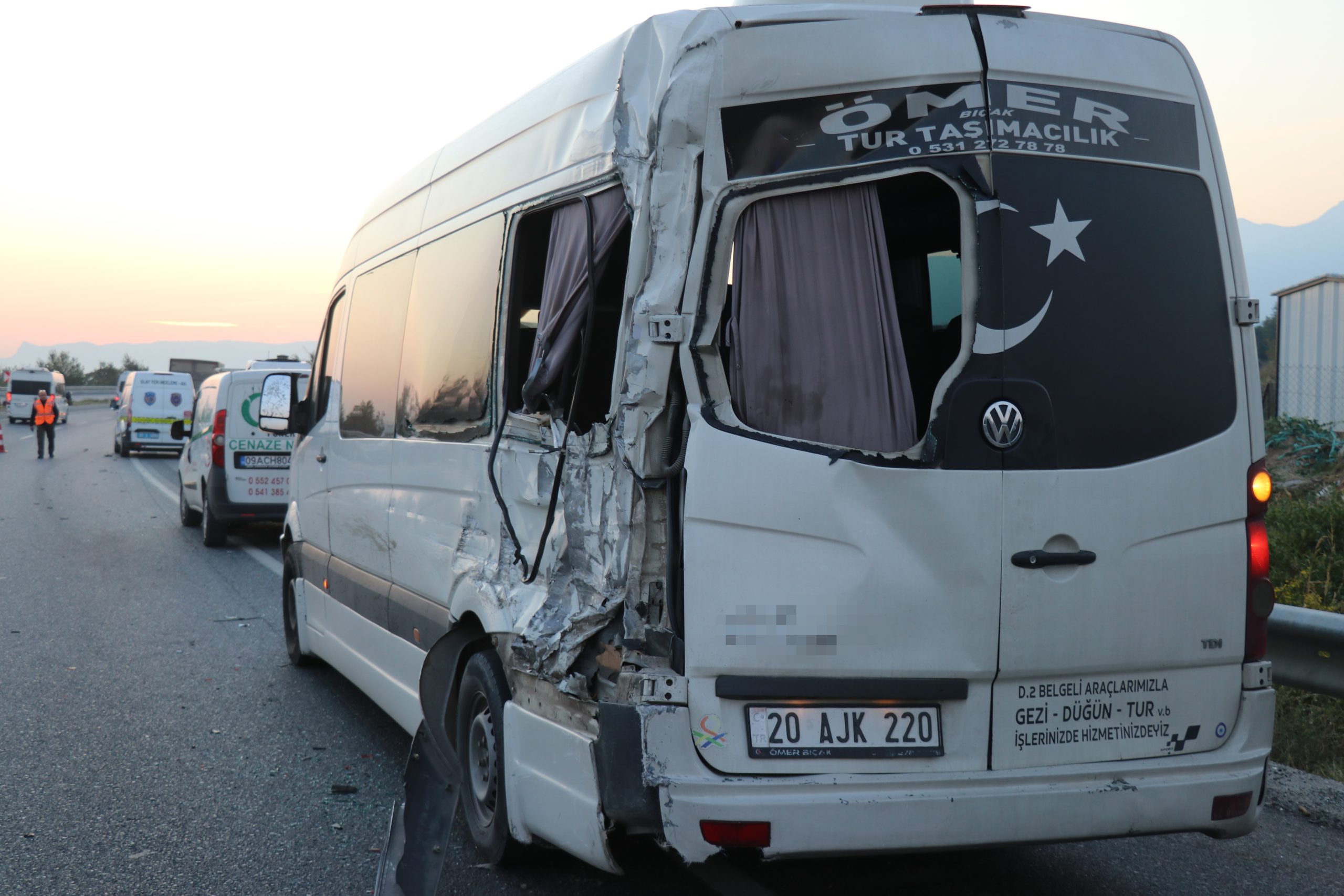 Denizli'de işçi almak için çevreyolu üzerinde emniyet şeridinde bekleyen servise,