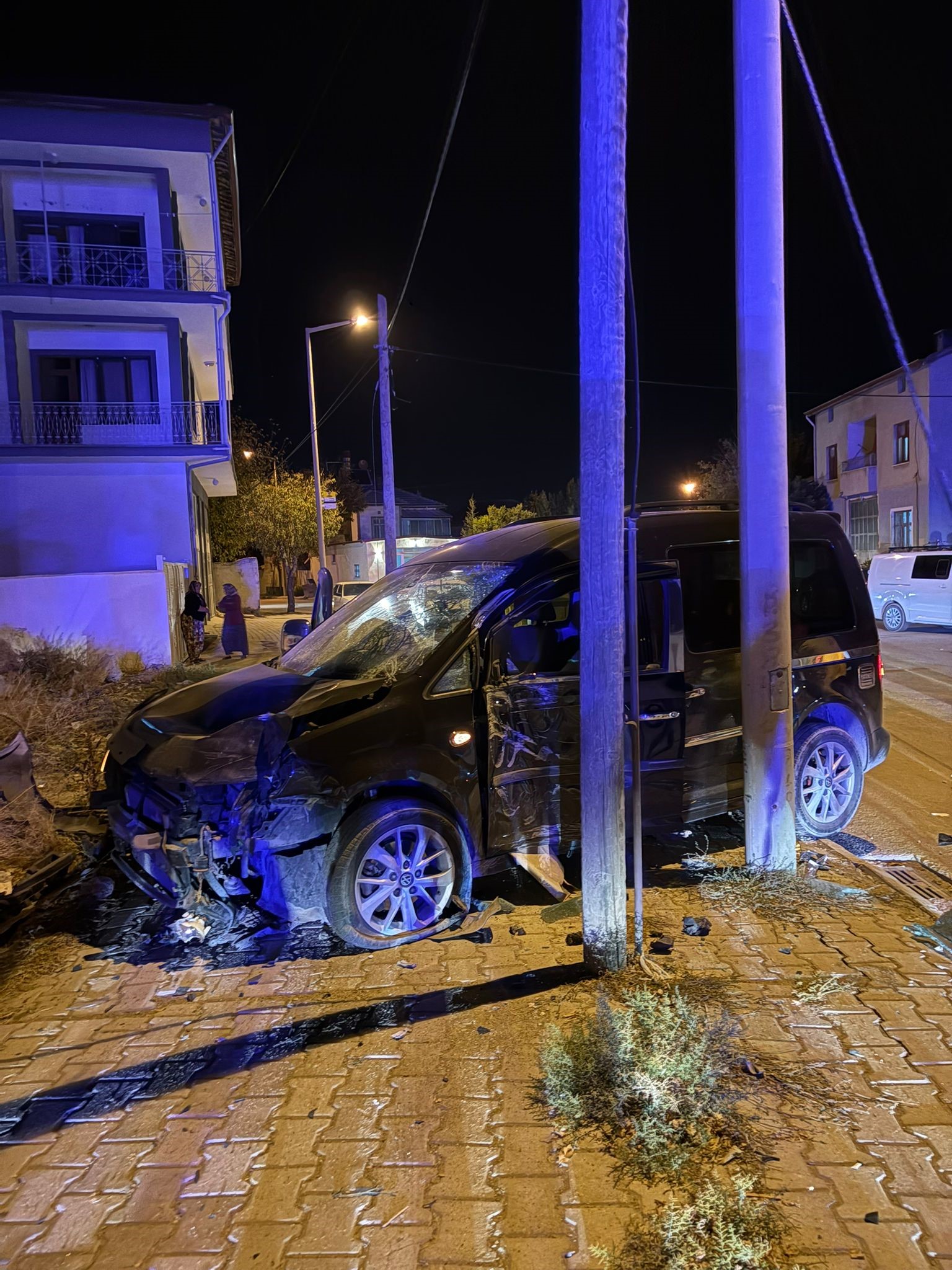 Konya’nın Karapınar ilçesinde hafif ticari araçla çarpışan motosiklet savrularak kaldırımdaki