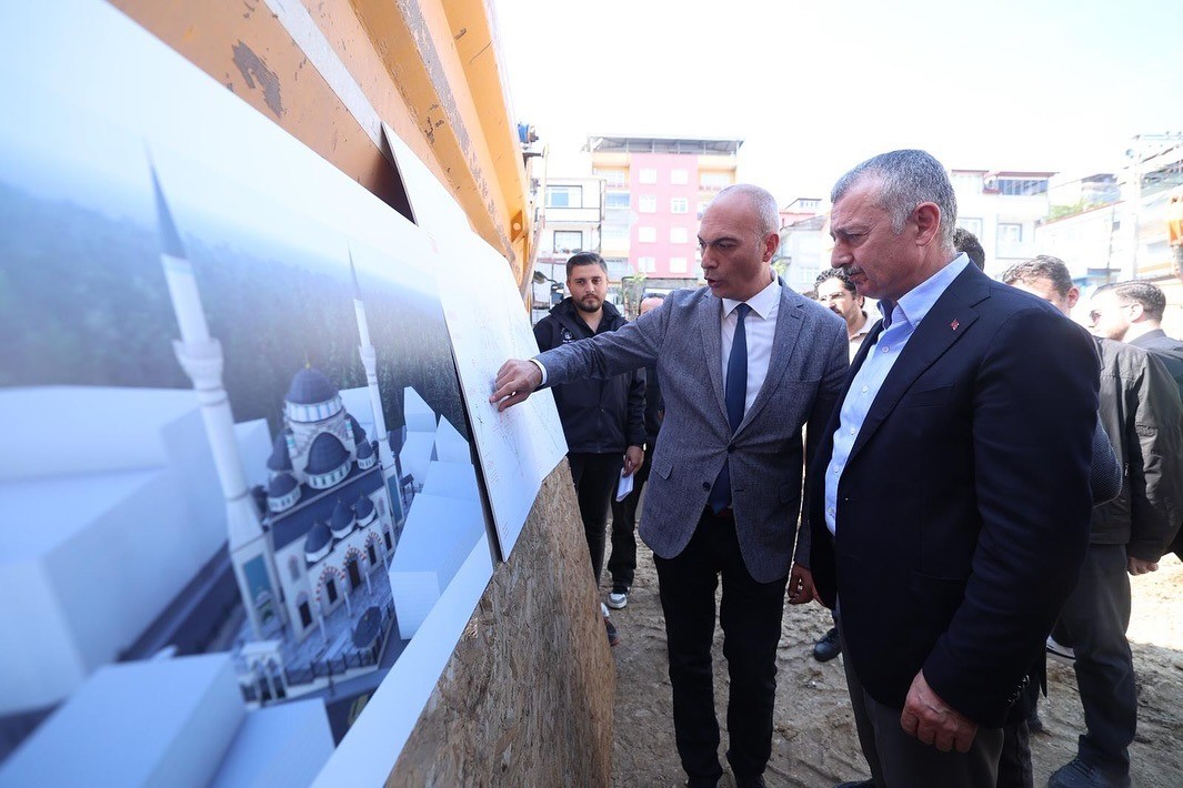 İzmit Kuruçeşme’de riskli olduğu için yıkılan Merkez Camii yerine yenisi