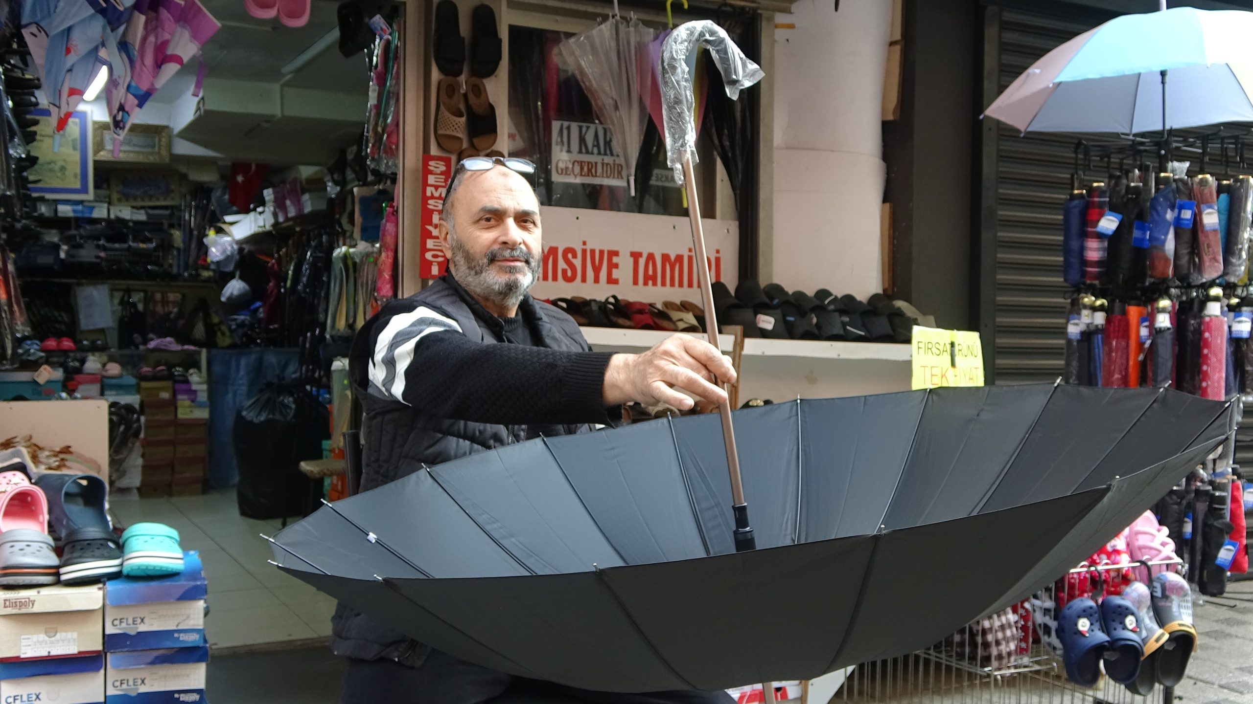  Kocaeli’nin İzmit ilçesinde kentin tek şemsiye tamircisi olarak bilinen