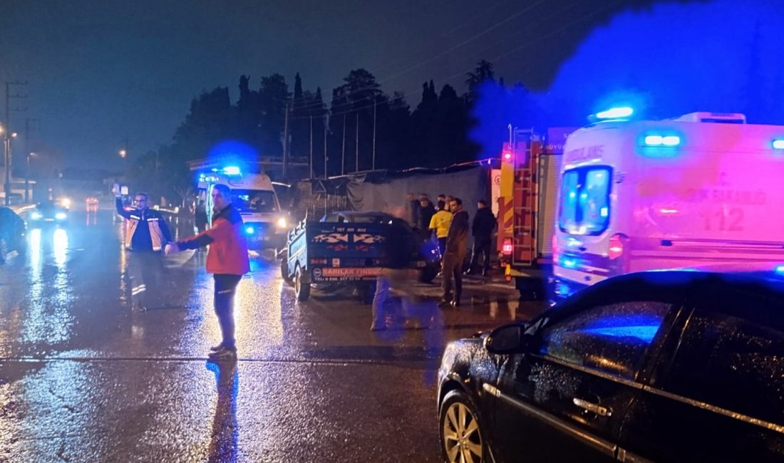 Sakarya'nın Akyazı ilçesinde tarım aracı ile otomobilin çarpıştığı kazada 6