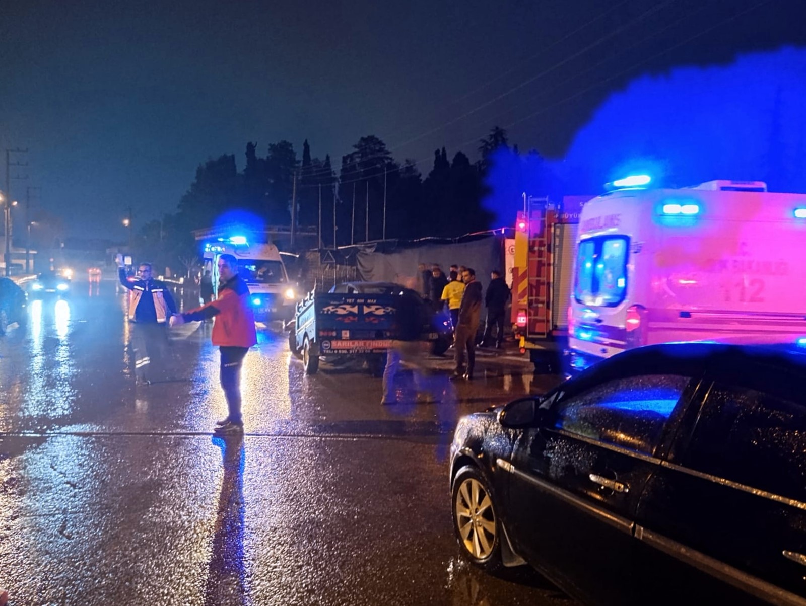 Sakarya'nın Akyazı ilçesinde tarım aracı ile otomobilin çarpıştığı kazada 6