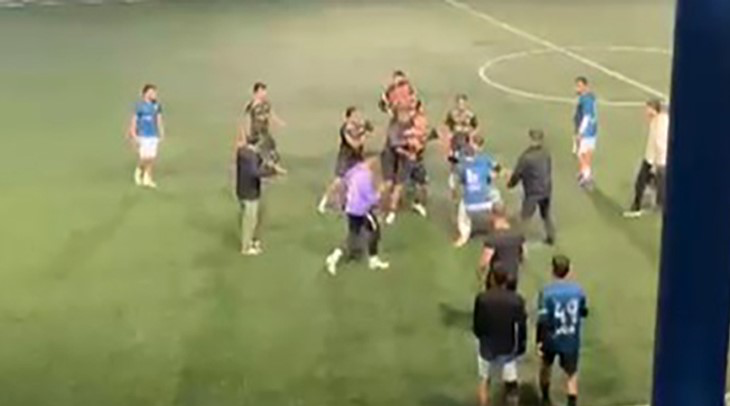 Kocaeli'nin İzmit ilçesinde bir halı sahada düzenlenen maçta taraflar arasında