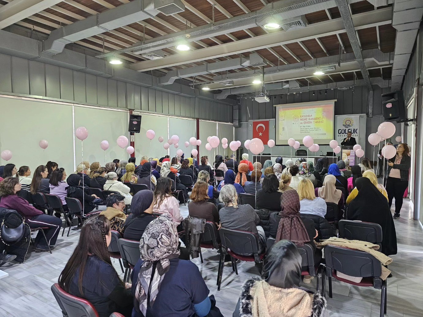 Gölcük'te düzenlenen "Meme Kanseri Farkındalık Paneli"nde düzenli taramanın hayat kurtarıcı