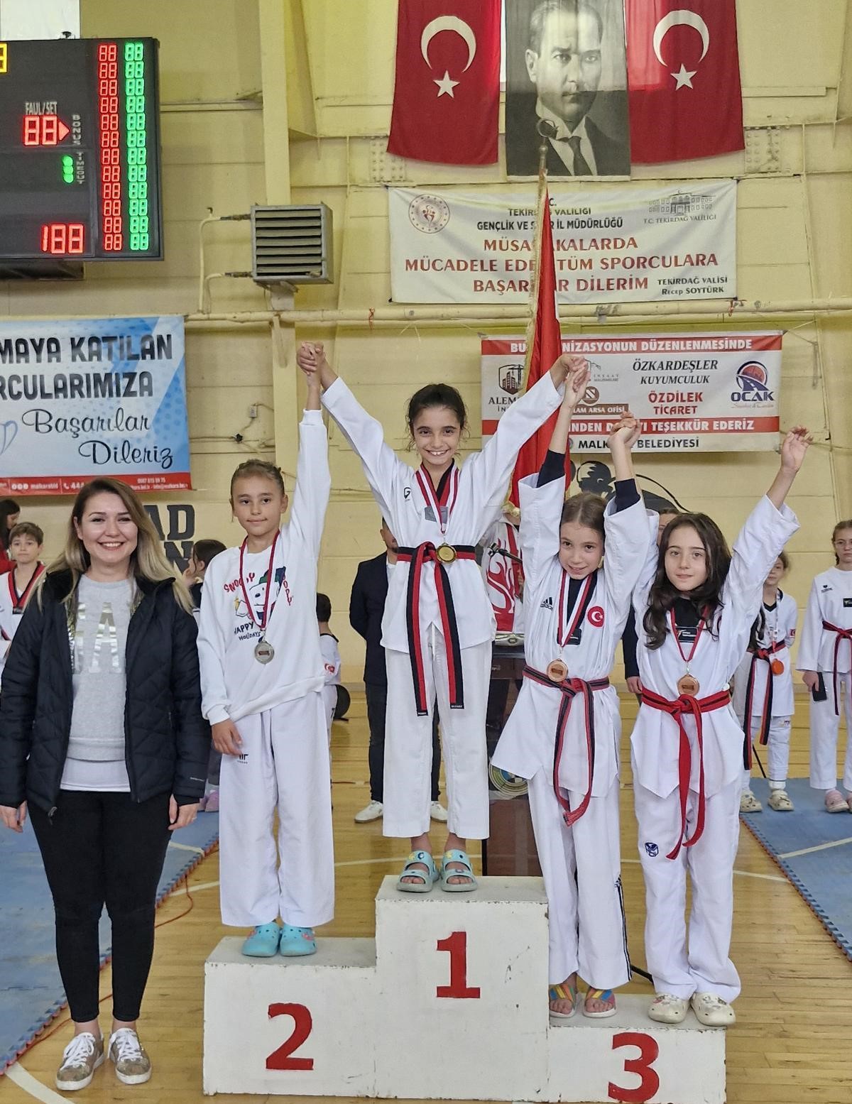 Körfez Gençlerbirliği Spor Kulübü sporcuları, Tekirdağ'da düzenlenen Tekvando Balkan Kupası