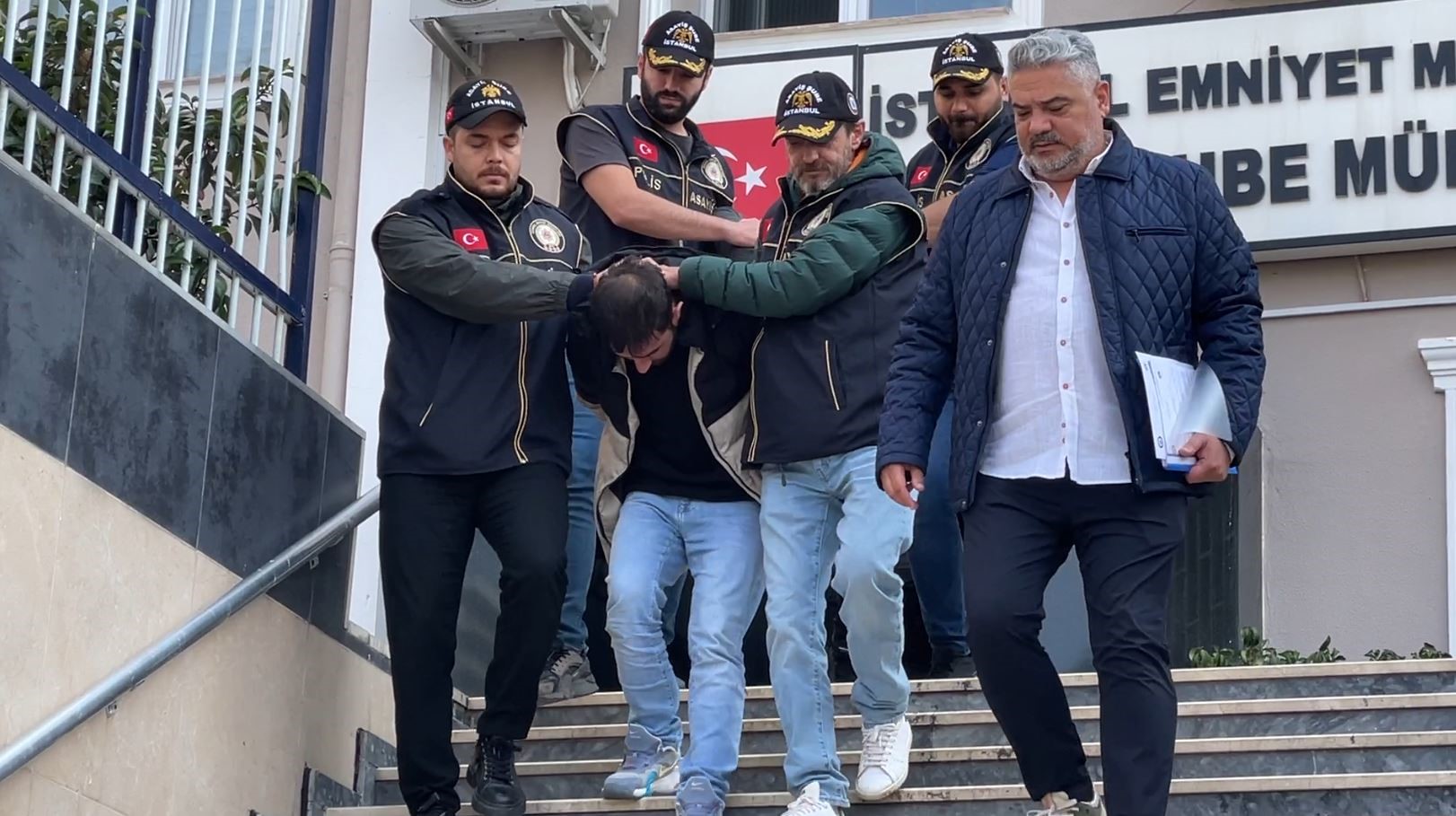 İstanbul'da cinayet anları kameralara yansıdı. Kamyonetin önünü kesip sürücüyü öldürdüler,