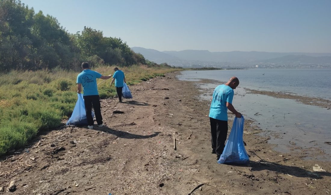 Kocaeli Büyükşehir Belediyesi’ne bağlı Mavi Takım ekipleri, sahil şeritlerinde düzenli