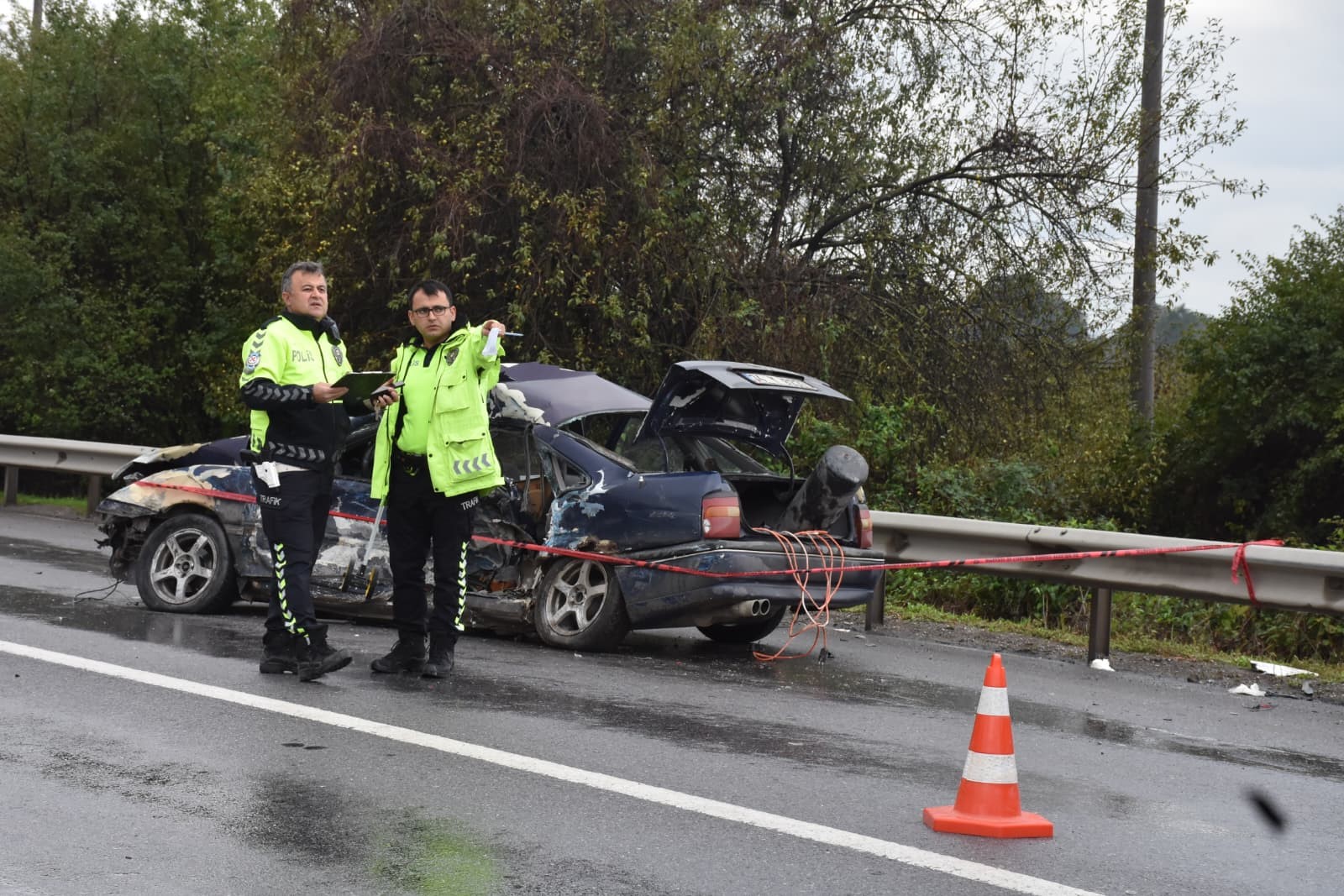 Sakarya’nın Hendek ilçesinde sabah saatlerinde otoyol bağlantı yolunda otomobil ile