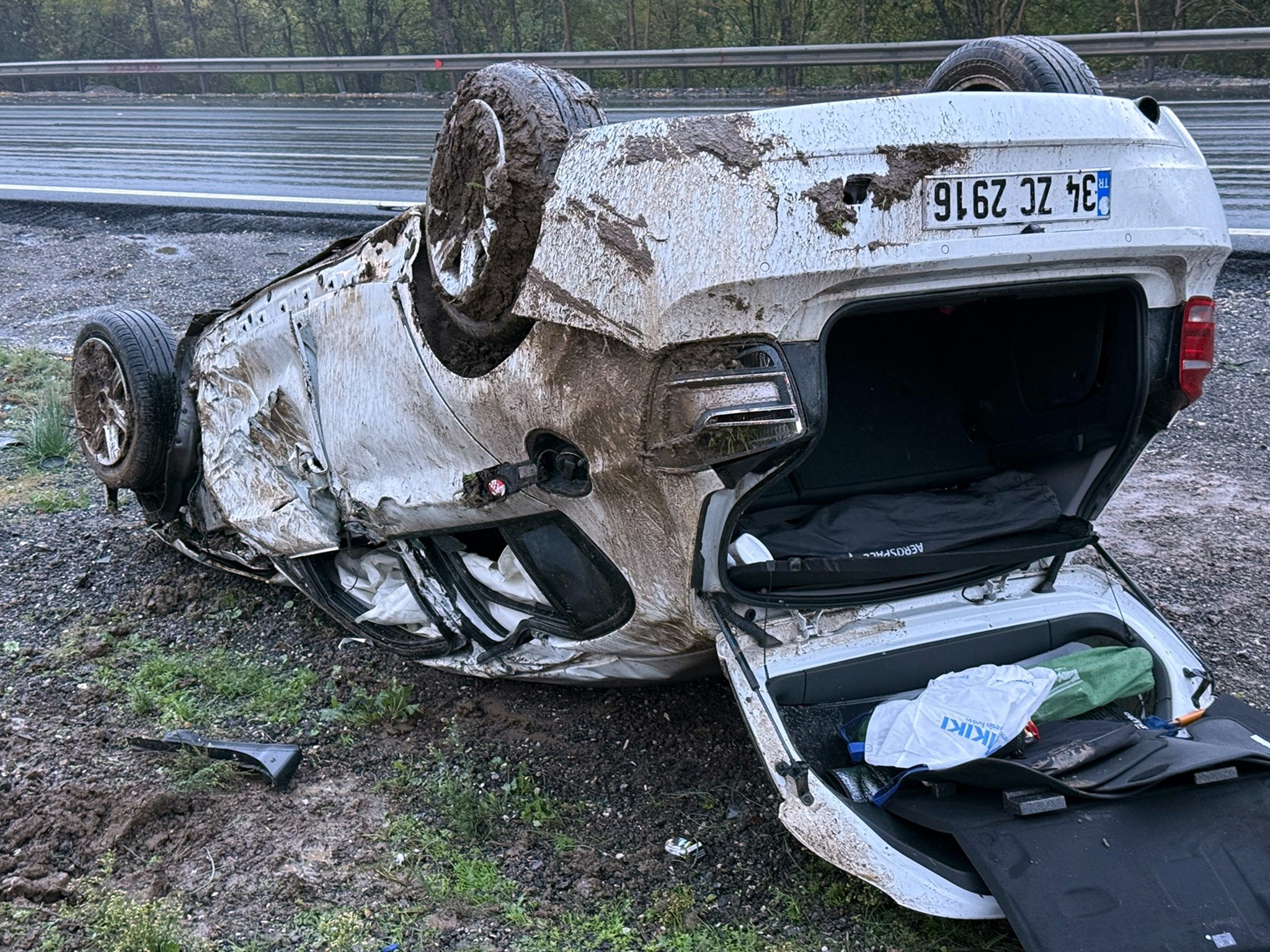 Anadolu Otoyolu Sakarya geçişinde sürücüsünün kontrolünden çıkan otomobil takla atarak