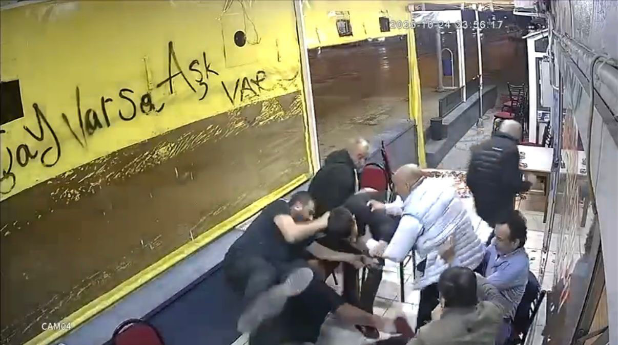 Kocaeli'nin İzmit ilçesinde çay ocağında silahlı saldırıya uğrayan bir kişi