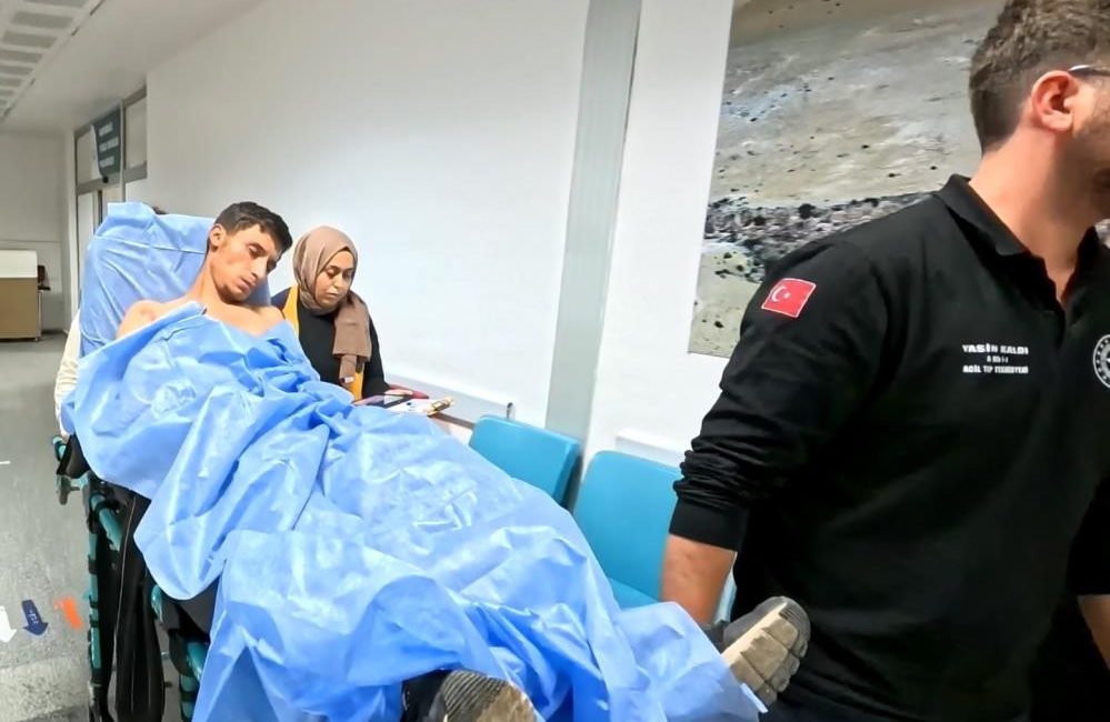 İki genç arasındaki tartışma kanlı bitti! Aksaray’da 16 yaşındaki çocuk, tartıştığı genci bıçaklayarak ağır yaraladı. Polis