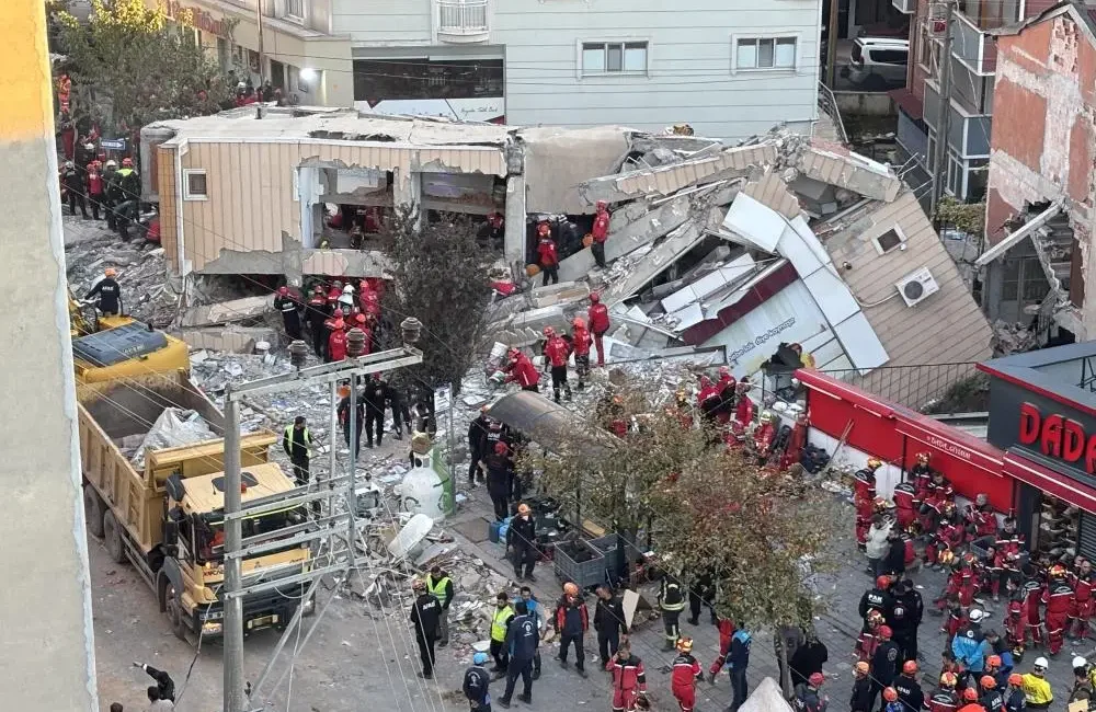 Kocaeli'nin Gebze ilçesinde aynı aileden 5 kişinin enkaz altında kaldığı