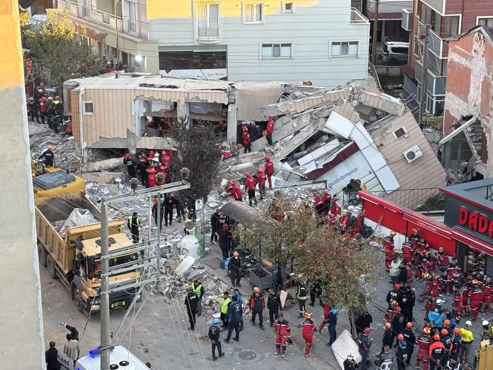 Kocaeli'nin Gebze ilçesinde aynı aileden 5 kişinin enkaz altında kaldığı