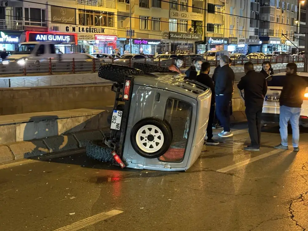 Kayseri’nin Kocasinan ilçesinde otomobilin arkadan çarptığı cip yan yatarken, yol