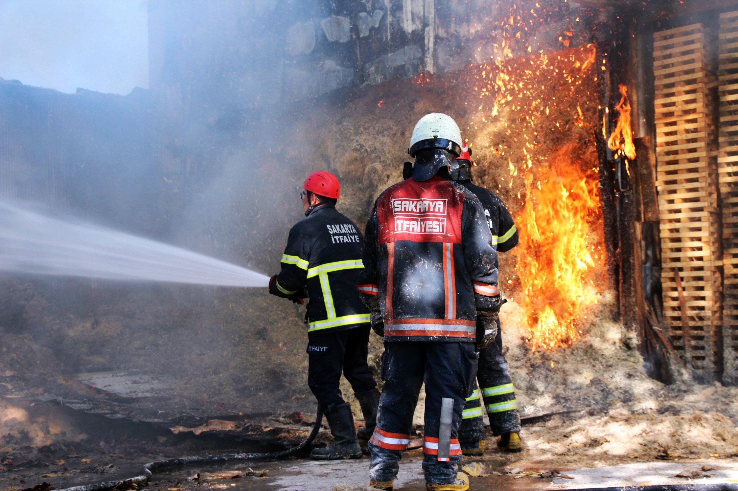 Sakarya'nın Akyazı ilçesinde ahşap sap ve kürek imalatı yapan atölyede