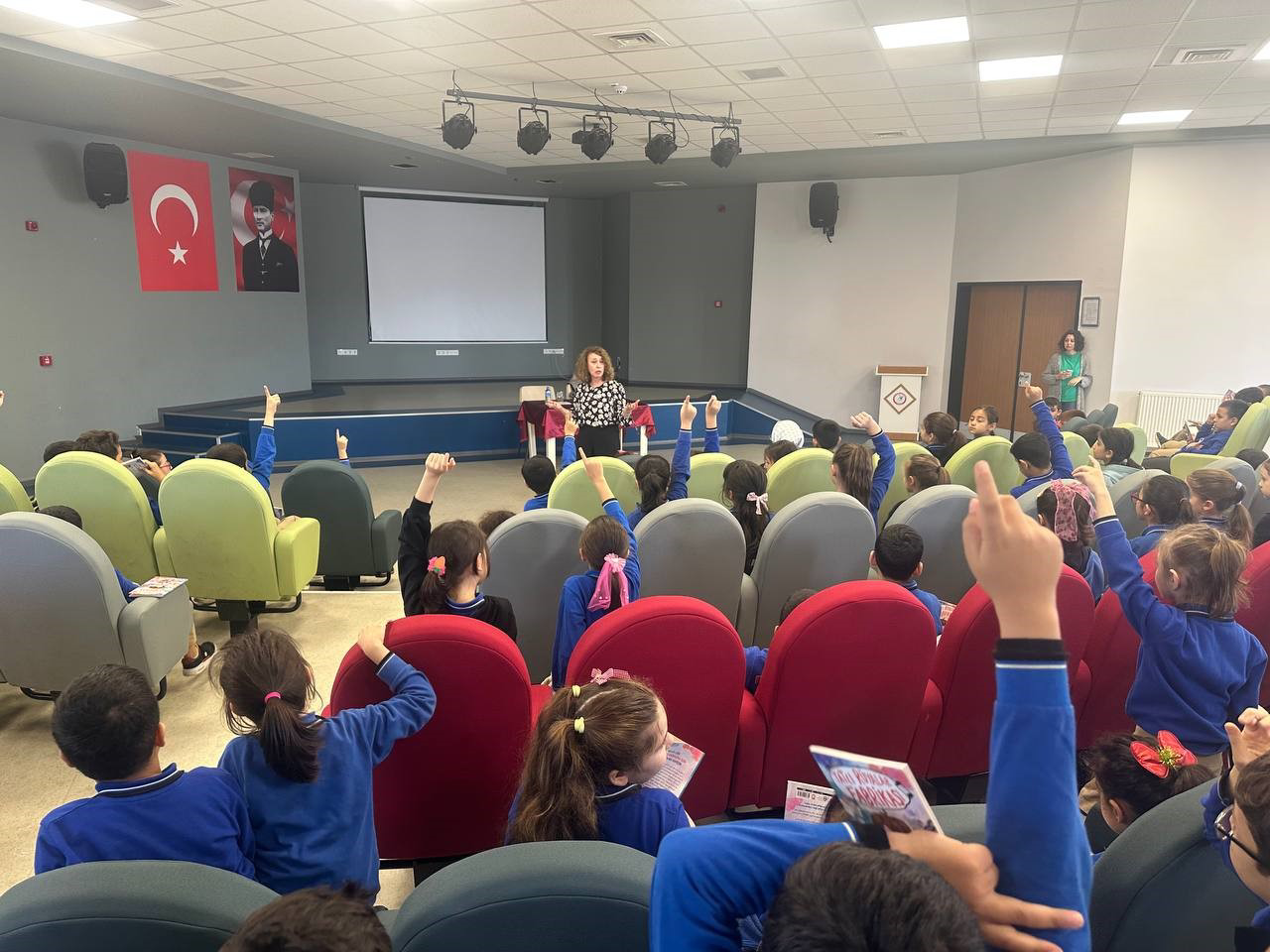 Bu yıl 6'ncısı düzenlenen Çayırova Kitap Günleri kapsamında, yazarlar ilçedeki