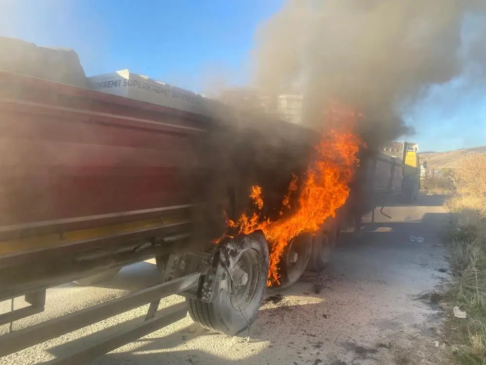 Afyonkarahisar’da lastikleri yanan tır itfaiyenin zamanında müdahalesiyle büyümeden söndürüldü.