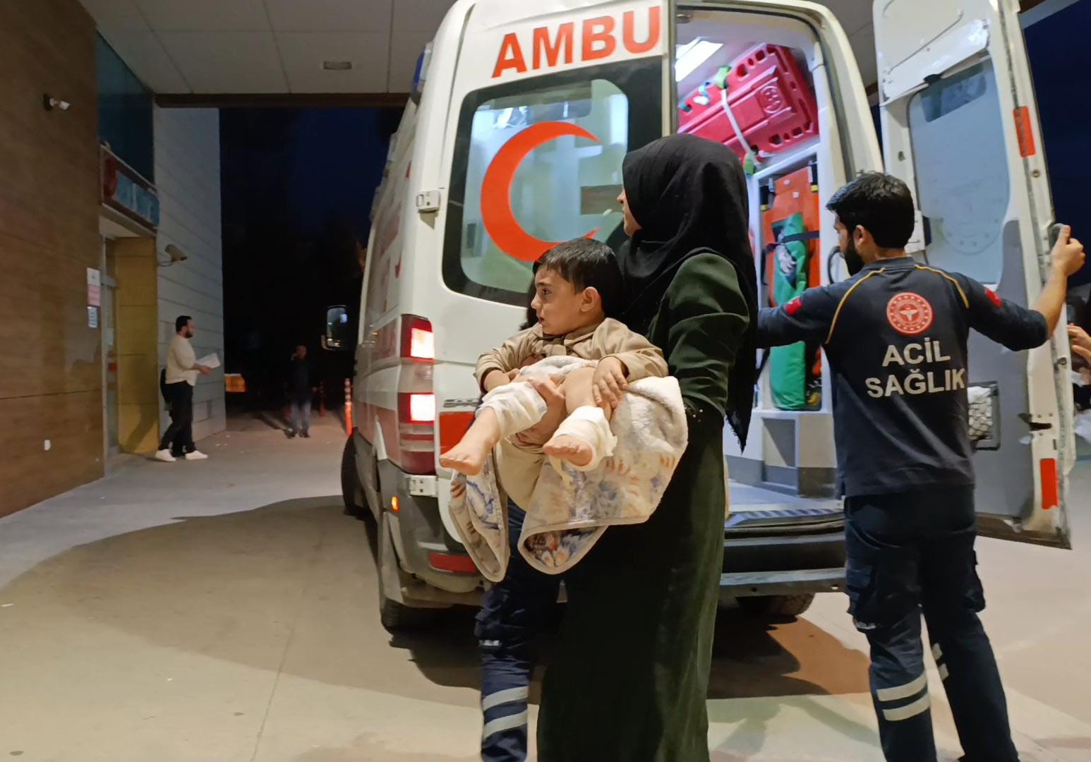 Bursa'nın İnegöl ilçesinde üzerine çaydanlık devrilen 3 yaşındaki çocuk hastanede