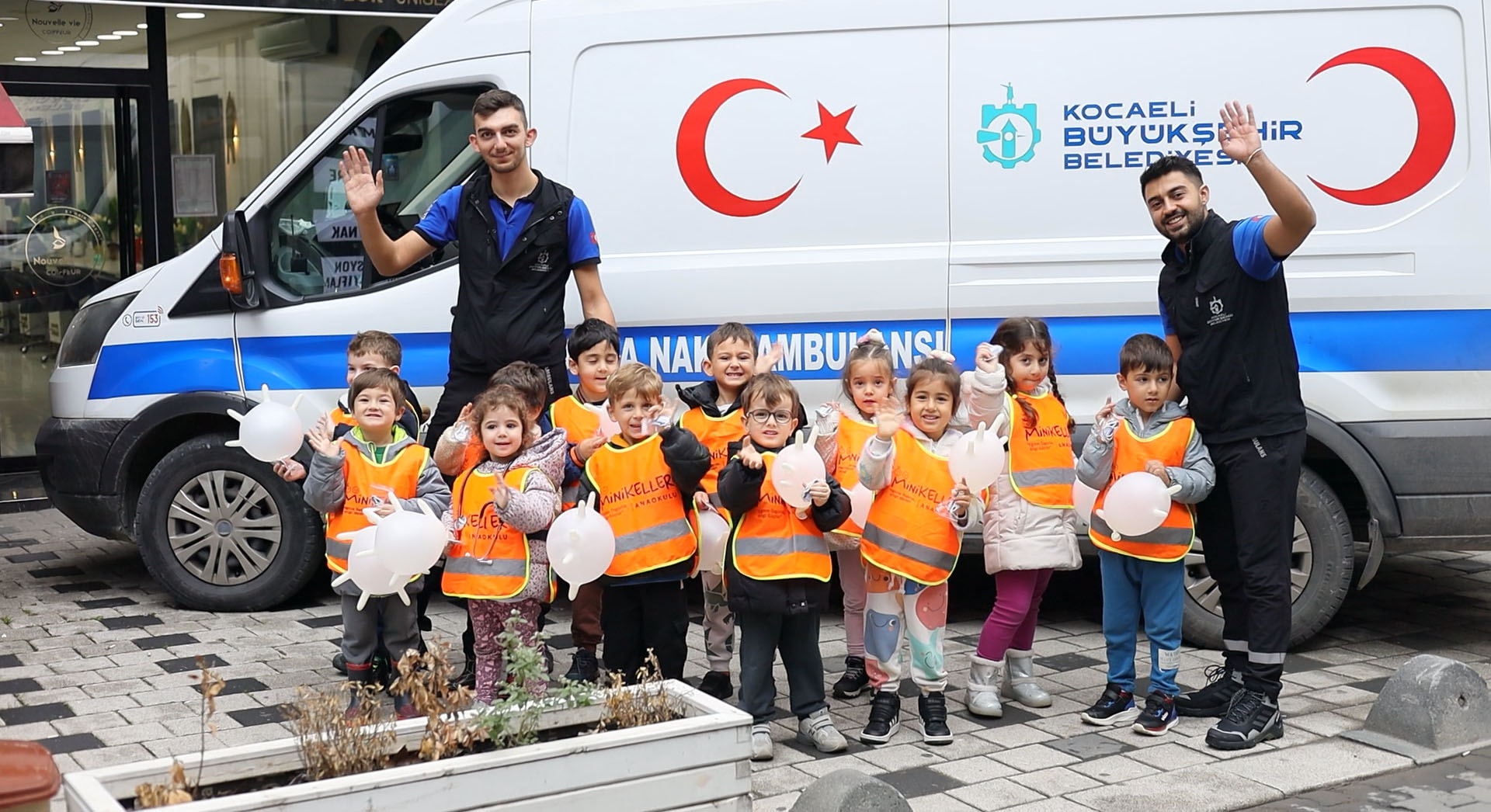 Kocaeli'de paramedikler, çocuklara acil durumlarda nasıl davranacaklarını eğlenceli bir şekilde