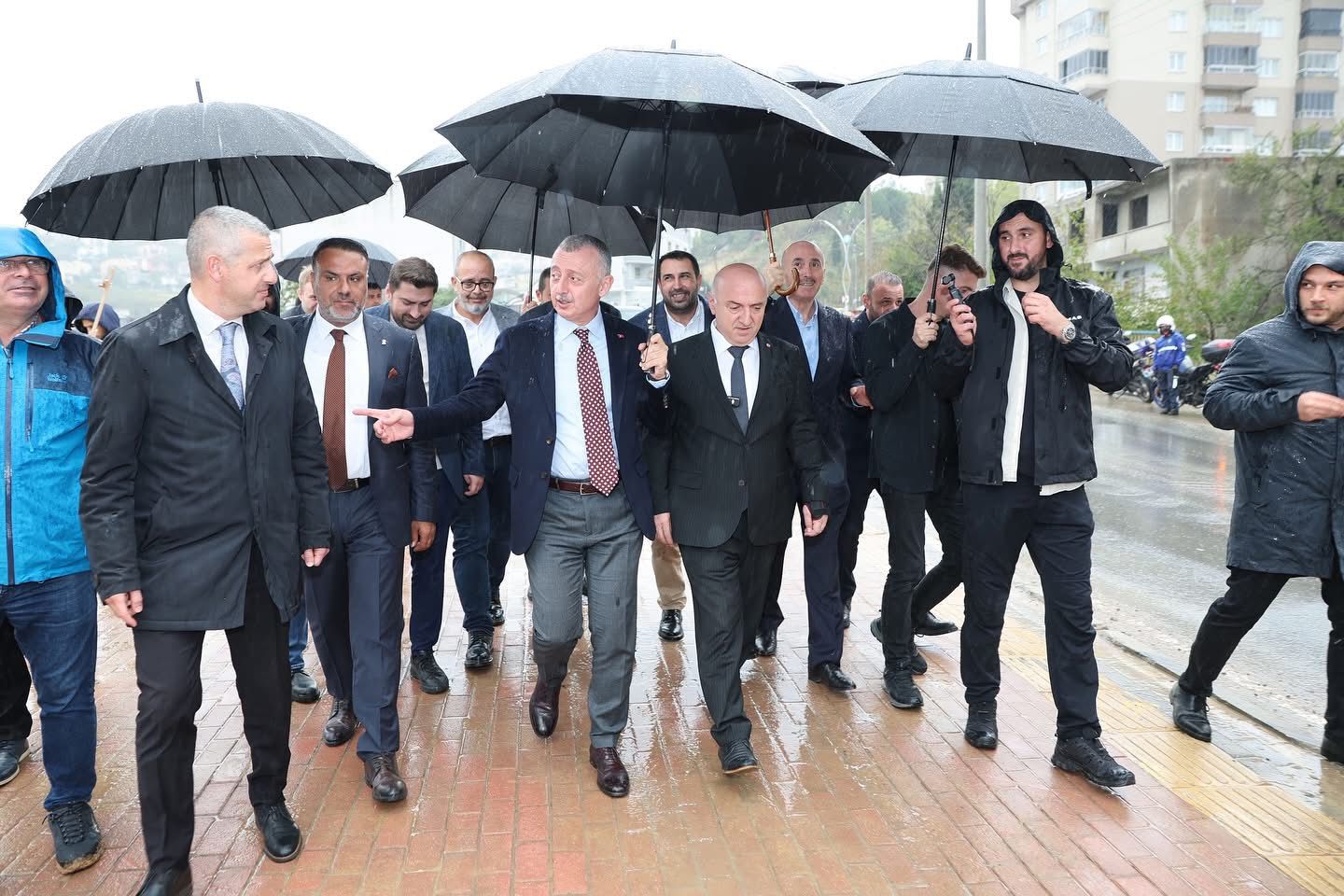 Kocaeli Büyükşehir Belediye Başkanı Tahir Büyükakın'ı sağanak yağmur da durduramadı.