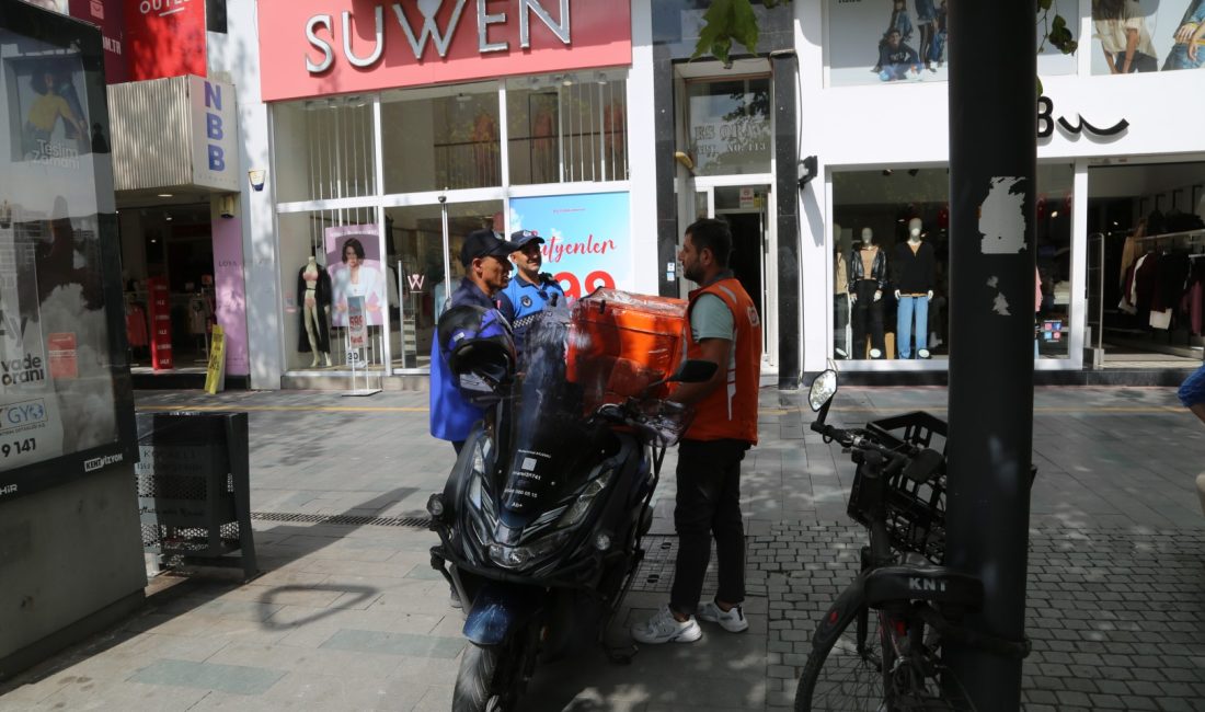Kocaeli Büyükşehir Belediyesi’nin zabıta ekipleri, Cumhuriyet Bulvarı’nda yaya güvenliğini önceliyor.