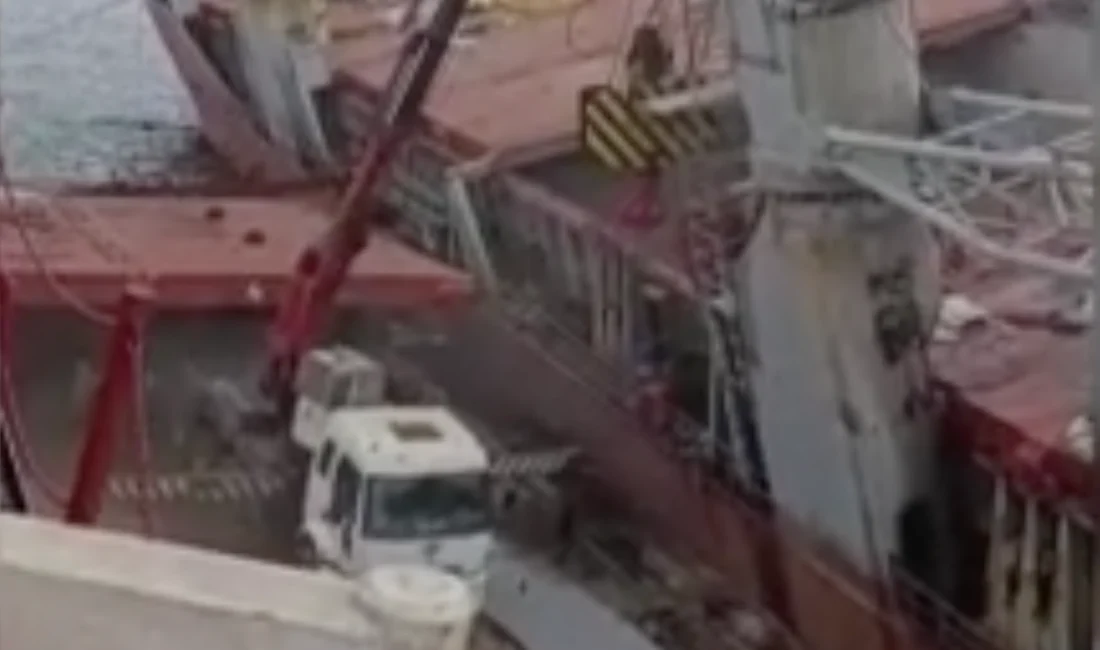 Tuzla Tersaneler Bölgesi'nde mekanik bakım yapılan bir gemi yan yattı.