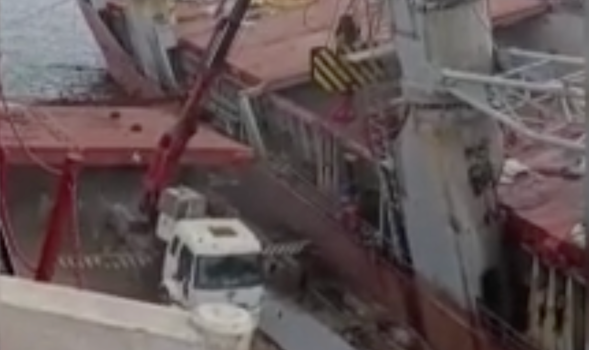 Tuzla Tersaneler Bölgesi'nde mekanik bakım yapılan bir gemi yan yattı.