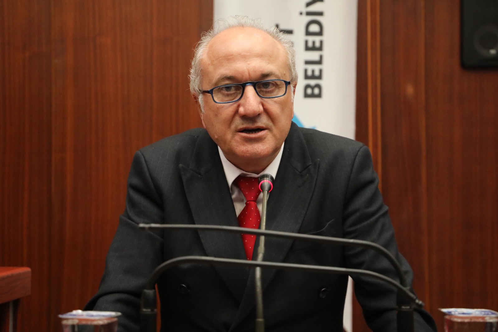 İzmit Belediyesi meclis üyesi Erdem Arcan, siyasi yolculuğu sebebiyle başkan