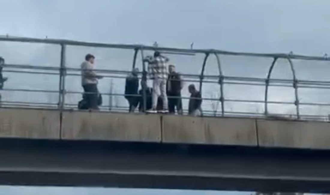 Kocaeli’nin İzmit ilçesinde bulunan Kuruçeşme üstgeçidinde bir kişi, üstgeçidin güvenlik