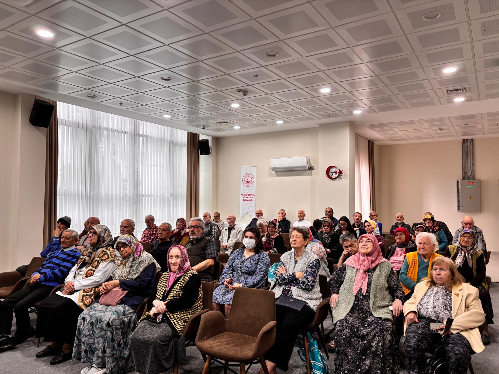 İzmit Huzurevi’nde, Dünya Alzheimer Günü dolayısıyla farkındalık oluşturmak amacıyla anlamlı