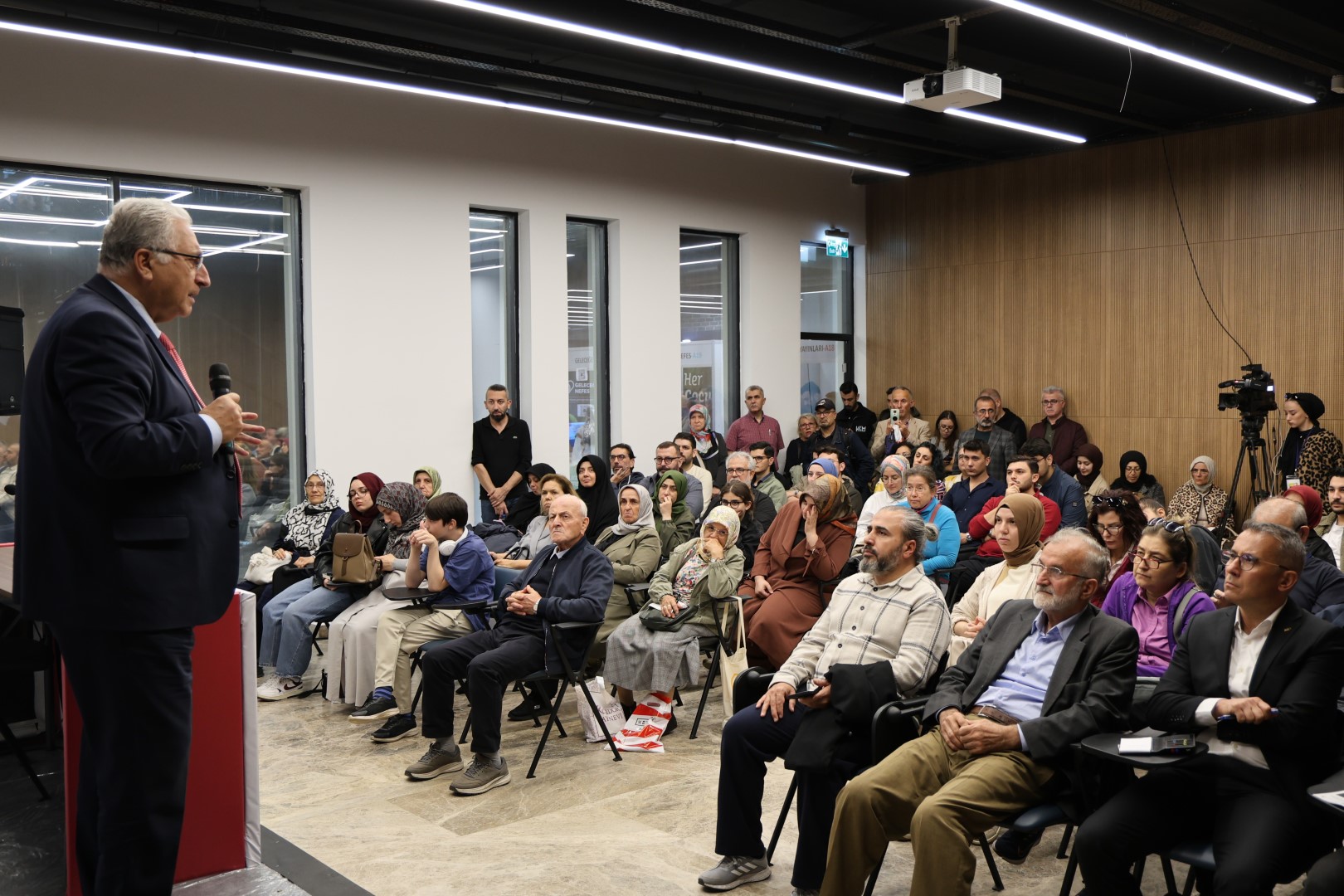 Kocaeli Kitap Fuarı’na konuk olan Prof. Dr. İsmail Hakkı Aydın