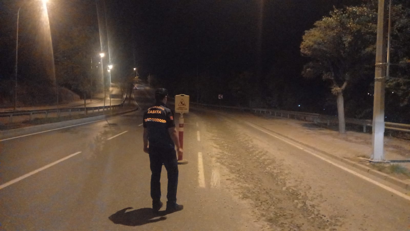 Kocaeli’nin İzmit ilçesinde yola beton dökerek çevre kirliliğine ve trafik