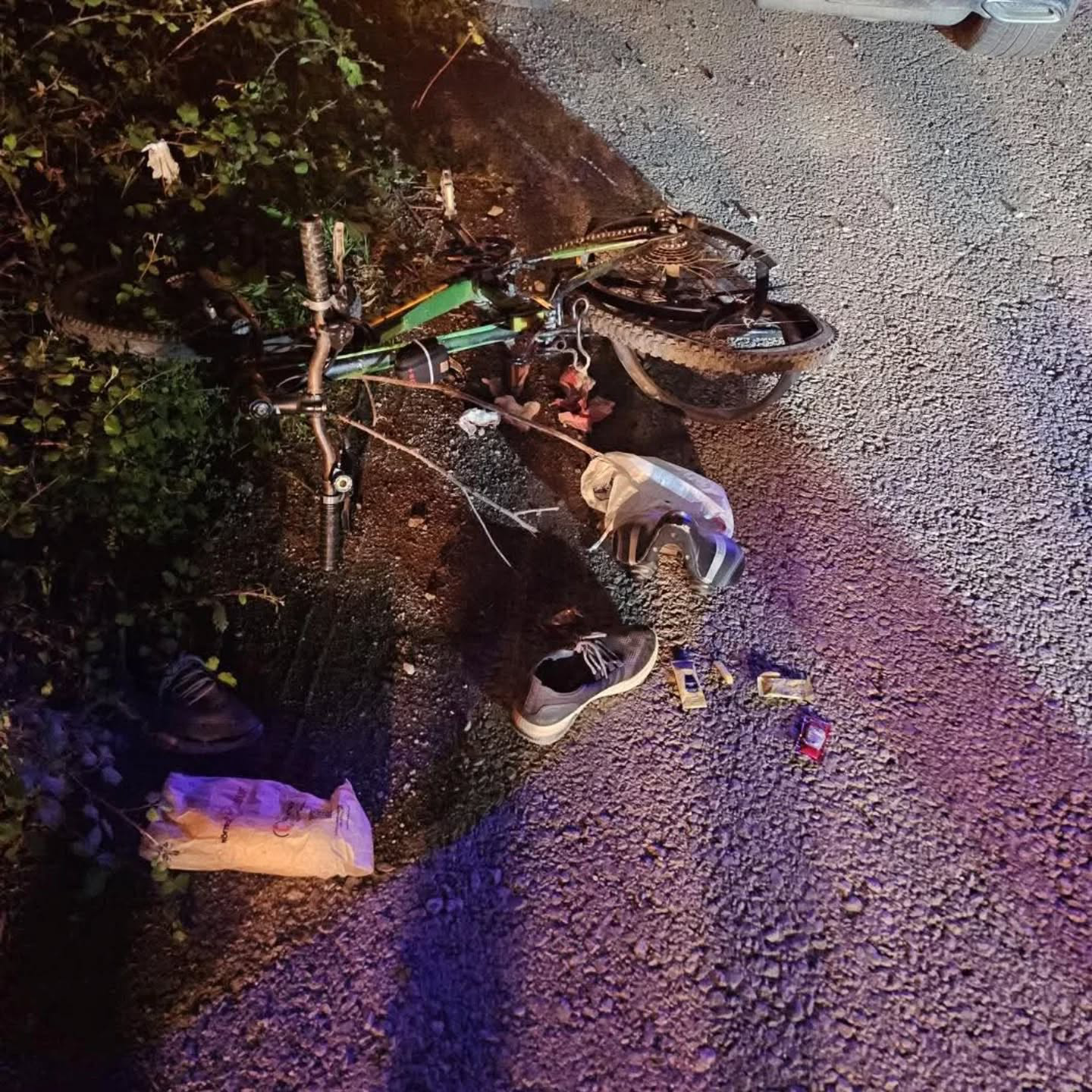 Sakarya'nın Hendek ilçesinde D-100 karayolunda bisikletli bir çocuğa otomobil çarptı.