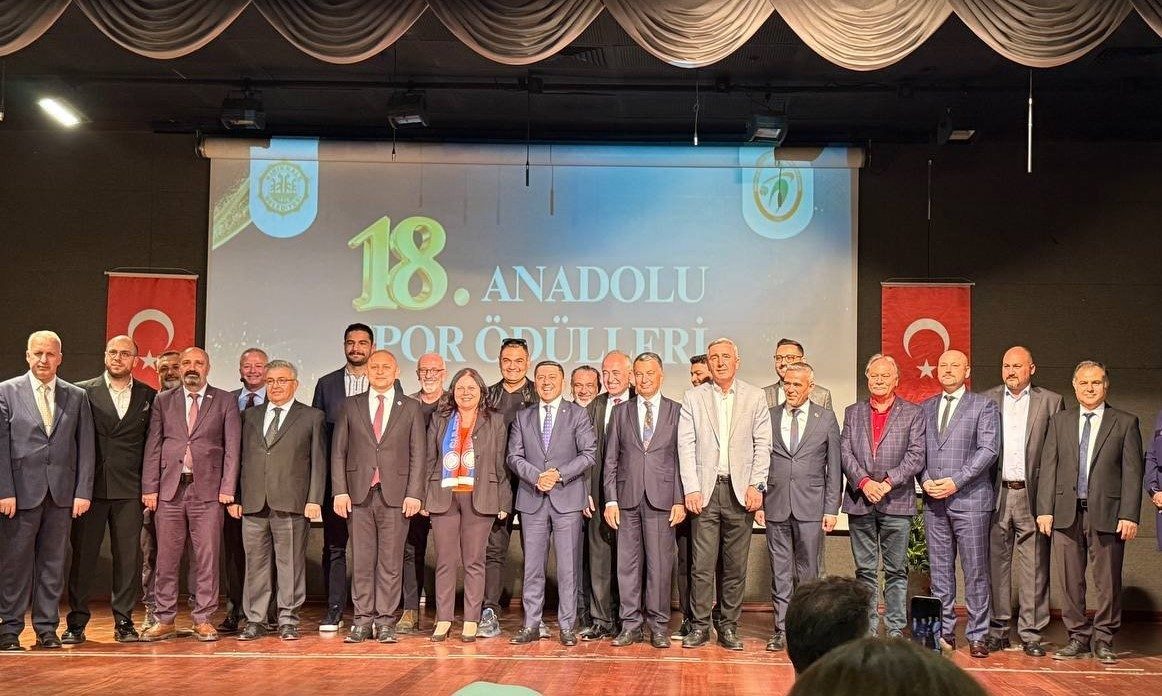 Çayırova Belediye Başkanı Bünyamin Çiftçi, 18. Anadolu Spor Ödülleri Töreni’nde,